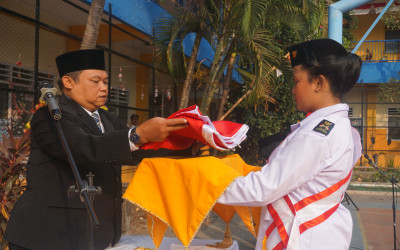 Upacara Bendera HUT ke-81 Kemerdekaan RI di SMP dan SMA Nasional Malang Berlangsung Khidmat