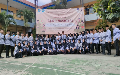 Foto Bersama Bapak /Ibu Guru SMP dan SMA Nasional 2022
